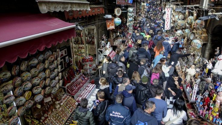 Folla in centro di turisti “mordi e fuggi”. App e controlli arginano l’impatto dei bus