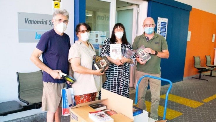 Bergamo, coppia regala 300 libri all’azienda edile che ha fondato un ‘book club’ dei muratori
