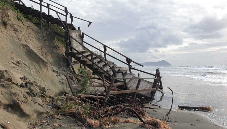 Maltempo, la mareggiata distrugge la spiaggia di Sabaudia: "È stata spazzata via"