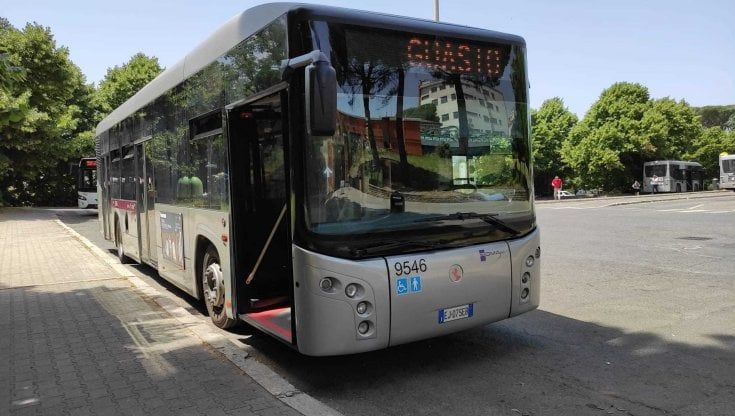 Autobus a Roma, la lettera shock dell'assessore: "Bloccaporte rotti,  autisti accecati dal sole e sospensioni ko"