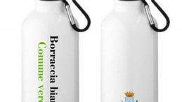 Scuola, le borracce d'acciaio anti-plastica distribuite agli studenti