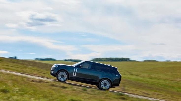 La Range Rover entra nell’era elettrica: ecco il Suv di lusso alla spina da 550 Cv