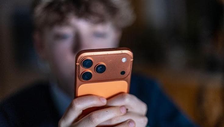 WhatsApp apre ai minori di 13 anni: come funzionano gli account supervisionati dai genitori