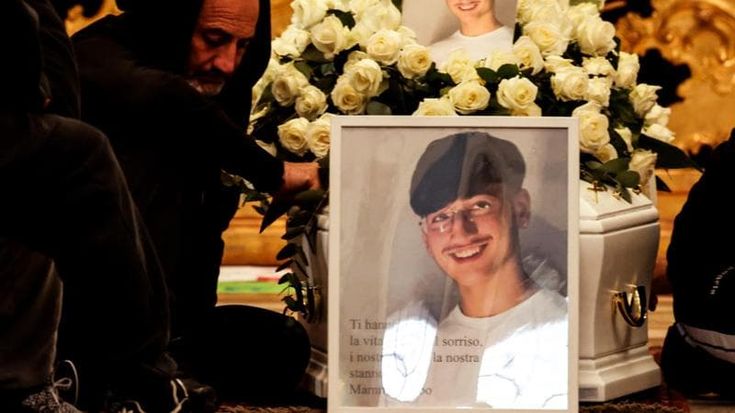 Emanuele ucciso da un colpo alle spalle. Il padre: “Adesso lasciateci tranquilli”