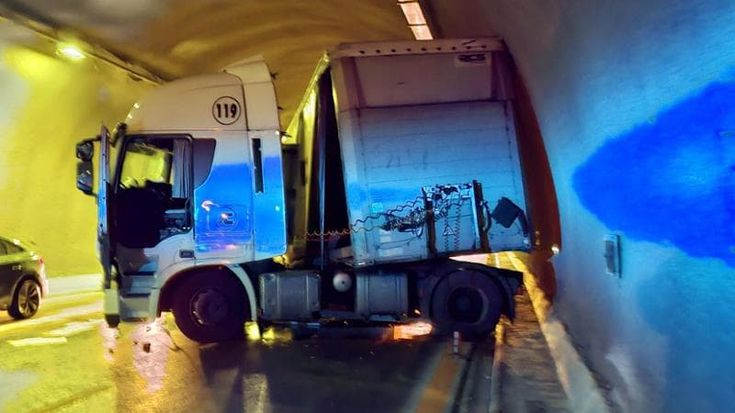 Tangenziale Napoli, tir bloccato in galleria a Capodimonte: traffico in tilt