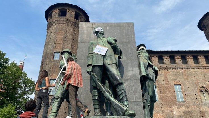 Attivisti di Extinction Rebellion bendano le statue del centro: "Solidarietà a Mattia denunciato a Vercelli"