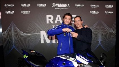 Valentino consegna la Yamaha YZF-R1 venduta all'asta su CharityStars