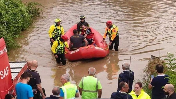 Nubifragi su Roma, bambini e genitori bloccati nel centro estivo circondato dall'acqua, portati fuori con i gommoni. Voragine inghiotte due auto. Cascate nella metro Termini