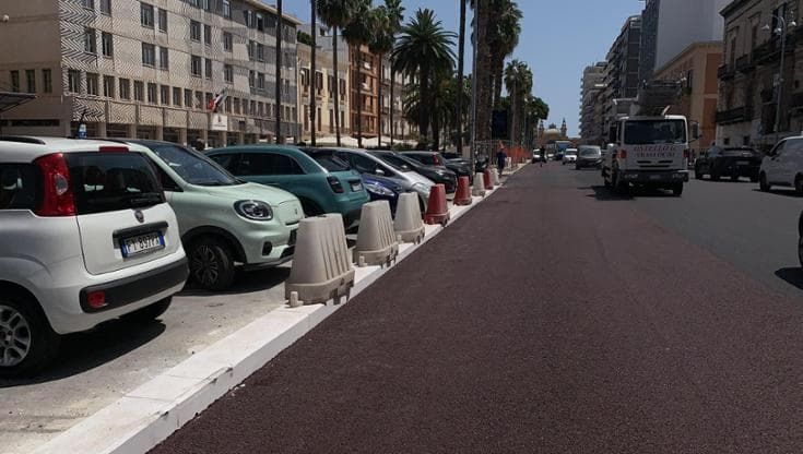 Piazza Libertà a Bari circondata da cordoli in pietra: come cambiano i parcheggi per il Brt