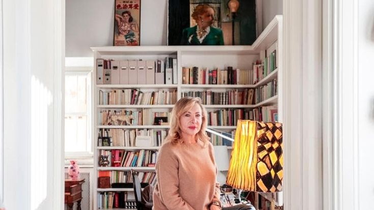 A casa di Iaia Forte: “Vivo in una nave sospesa, con affaccio sul giardino segreto di Guttuso”