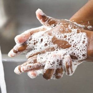 No ai detergenti aggressivi, meglio lavarsi con acqua e sapone