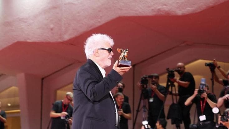Pedro Almodóvar Leone d'oro a Venezia 81: "L'eutanasia non è una questione politica ma di umanità"