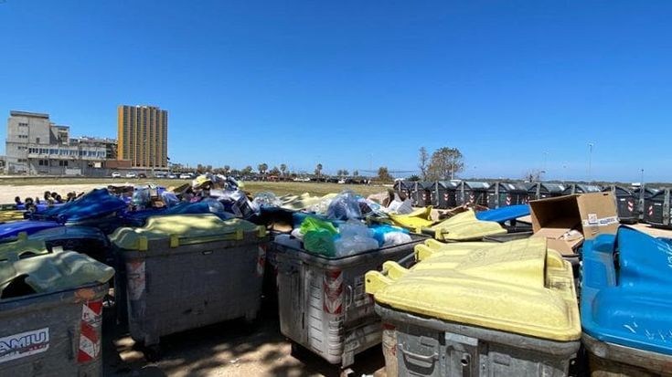 Arrivano i cassonetti hi-tech a Bari, ma i vecchi sono ancora pieni di fronte al mare