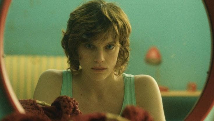 “Giorni felici”, la rivoluzione di una ragazza con le ali. La recensione