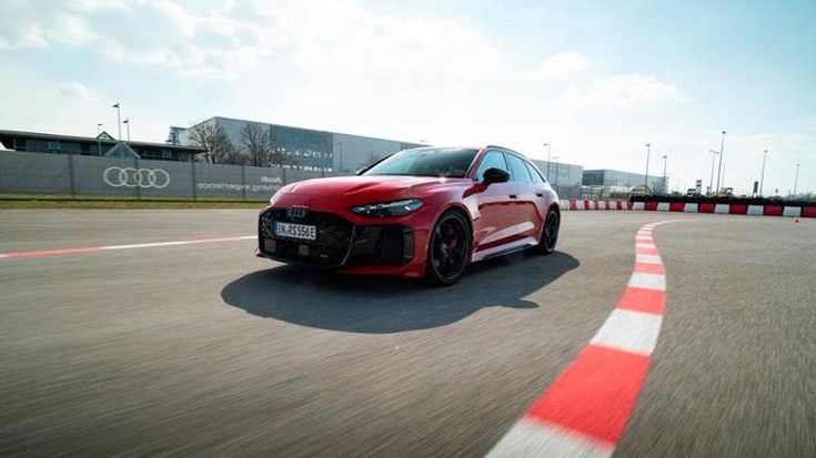 Audi RS5, l’ibrida plug-in da 639 Cv che fa concorrenza alle supercar. Come va in pista