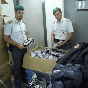 Agli alluvionati sardi la Finanza regala false Hogan sequestrate