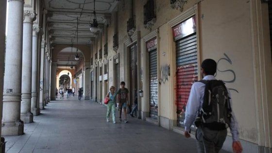 Torino, ricettatore a 76 anni: vendeva nel chiosco i cosmetici appena rubati in farmacia 