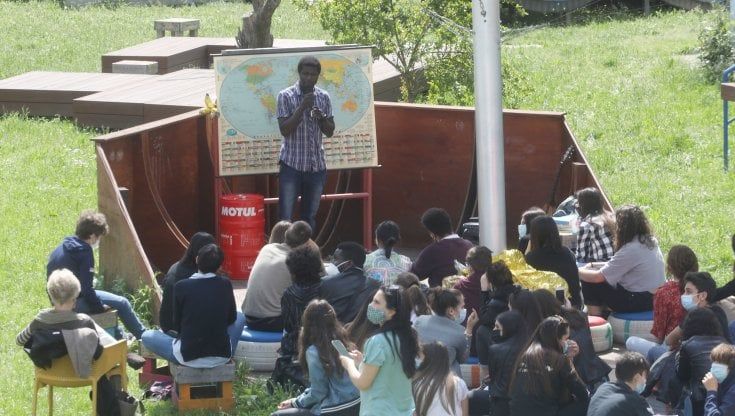 Firenze, le cicatrici da schiavo del migrante raccontate ai ragazzi: "Ecco da cosa sono fuggito"