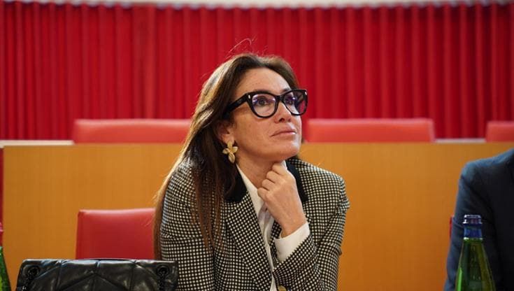 Puglia, si dimette l’assessora Starace, indagata per concussione: “Devo proteggere i miei figli”