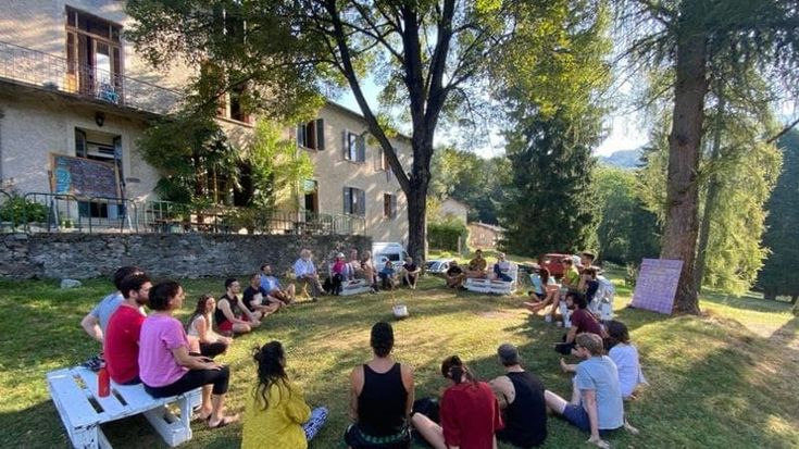 Le 'famiglie nel bosco' della Lombardia: "Il nostro stile di vita non è per tutti, ma funziona"