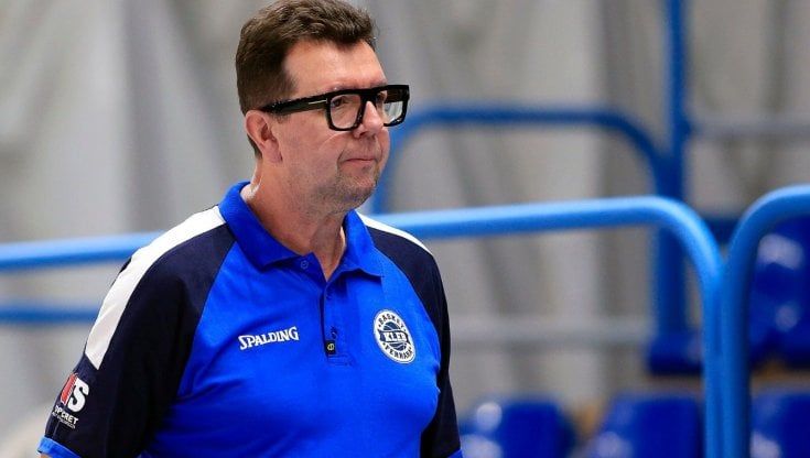 Basket, il fallimento di Ferrara. Coach Leka: "Noi, scaricati con un messaggio vocale"