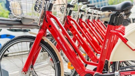 Più leggere, con più batteria e "personalizzate": ecco le nuove bici elettriche in sharing di Milano