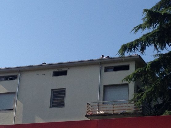Parma, sgombero ex caserma di via Zarotto: occupanti sul tetto