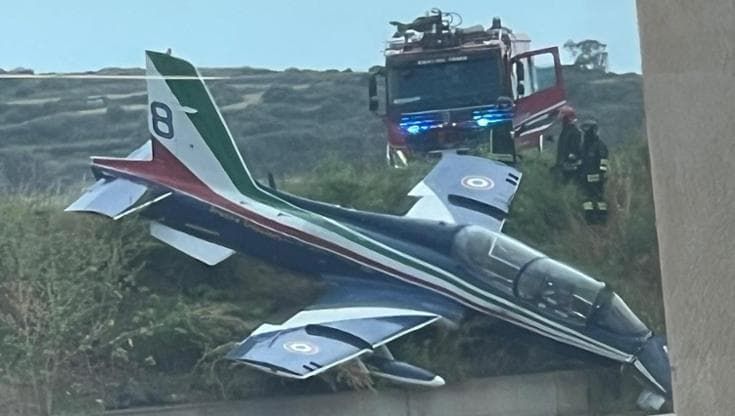 Paura a Pantelleria: incidente a tre Frecce tricolori in volo. L’aeronautica: “Separazione anomala”