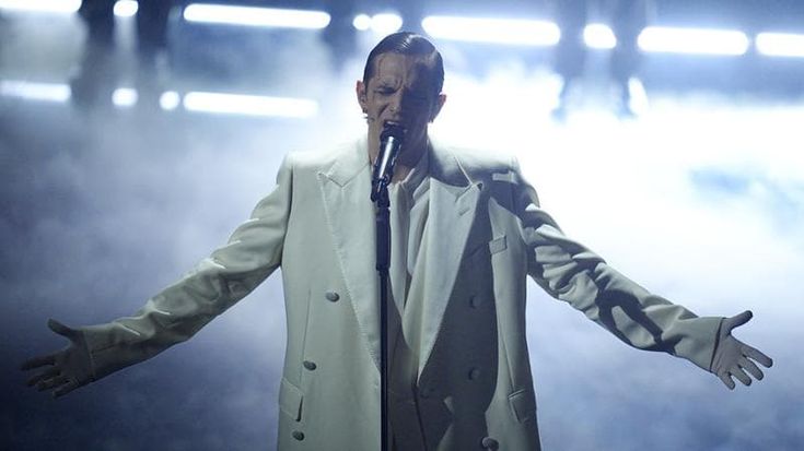 Achille Lauro scuote Sanremo: standing ovation per l’omaggio a Crans-Montana
