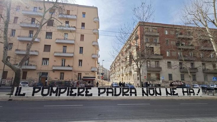 “Il pompiere paura non ne ha”, l’omaggio degli ultrà del Bari per il salvataggio di Rosalia De Giosa
