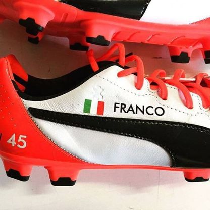 Balotelli ricorda il papà scomparso: il nome sulle scarpe