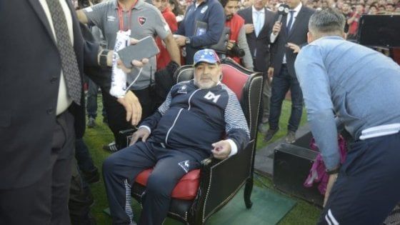 Argentina, Maradona compie 59 anni e il Newell's lo accoglie con un trono