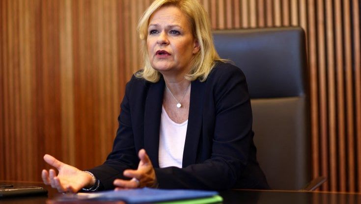 Germania, rimosso il capo della cybersicurezza Schoenbohm: sospetti su legami con la Russia