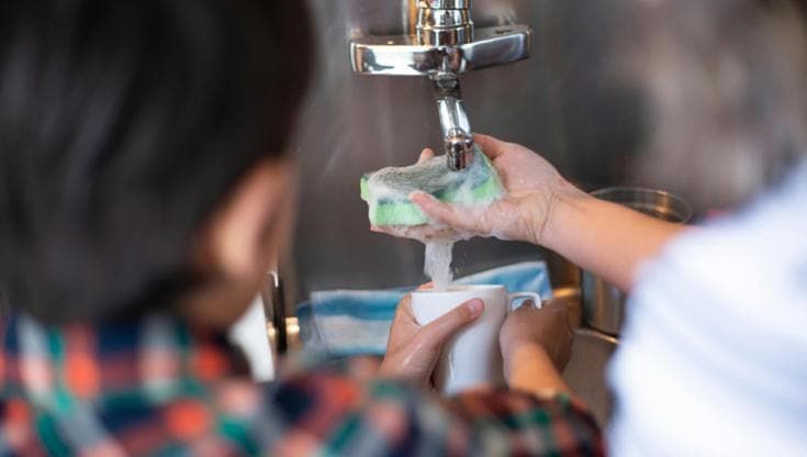Rilascio di microplastiche e spreco di acqua, i difetti delle spugne da cucina