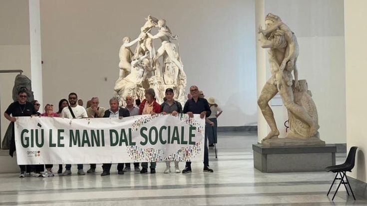 Napoli, la protesta degli operatori Gesco si sposta al Mann: striscione sotto il Toro Farnese