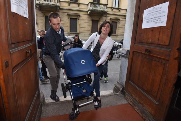 La Appendino arriva al seggio con la carrozzella