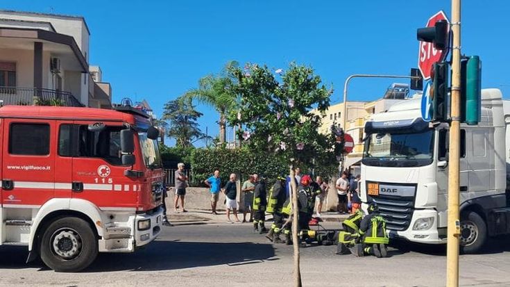 Scooter travolto da autocisterna nel centro di Nardò: ferito uomo di 60 anni incastrato fra le ruote