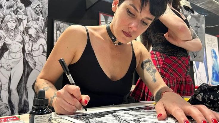 Ester Cardella espone le sue opere e disegna dal vero