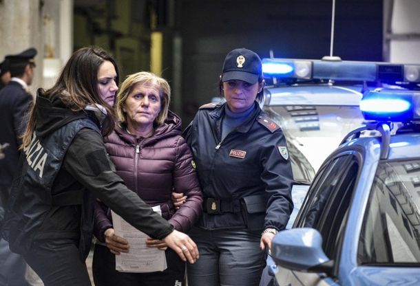 Camorra, blitz della polizia contro il clan Amato-Pagano: 17 arresti
