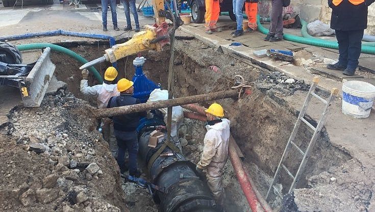 Bari, ancora disagi per la condotta idrica rotta a Carrassi: case senz'acqua e scuole chiuse. Aqp: "In serata ritorno alla normalità"