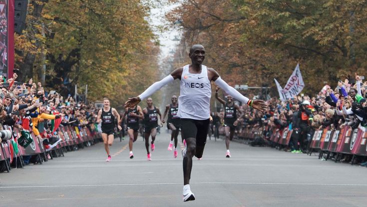 L’ultimo muro per Kipchoge nella maratona per soli eletti