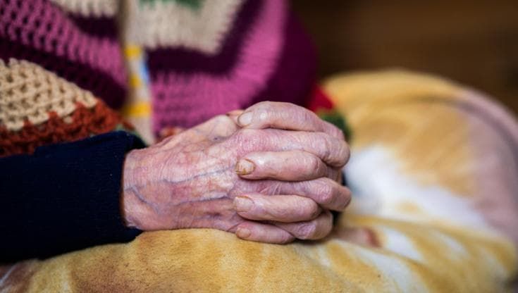 Lasciava l’anziana madre malata al freddo, senza assistenza e cibo: donna condannata a quattro anni