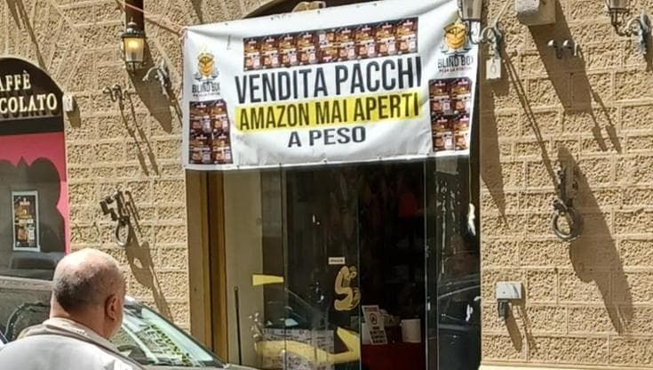 Il negozio che vende pacchi Amazon mai aperti dura un giorno in più: 1430 euro di multa e chiusura