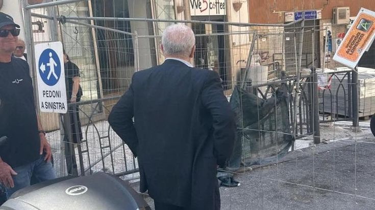 Salerno, De Luca sindaco subito all'opera in strada. E già mette in fuga un parcheggiatore abusivo