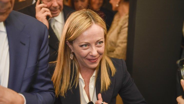 Meloni e FdI pigliatutto, strabordano nei Tg Rai. Le briciole a Lega e FI