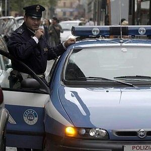 Pedofilia, zio violenta per anni le due nipotine e una loro amica: in manette un 55enne