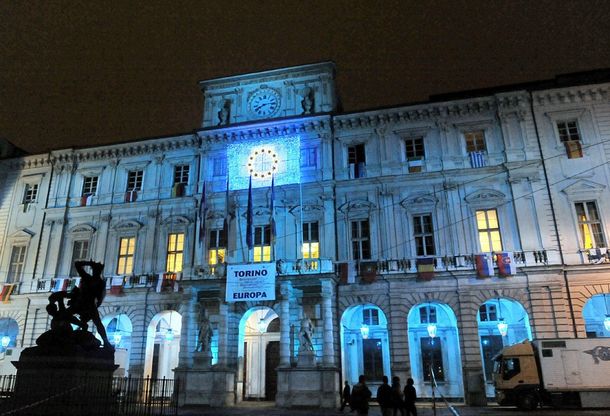 Stelle e luci blu, la prima notte di Torino capitale europea della cultura