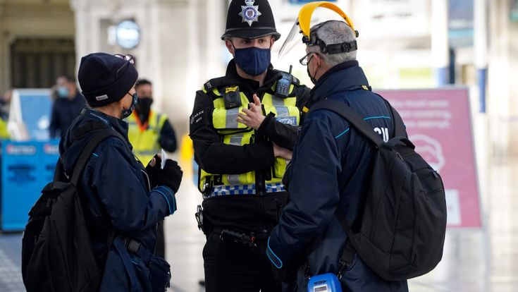 “Il virus mutato è fuori controllo”: allarme a Londra, la Ue si chiude