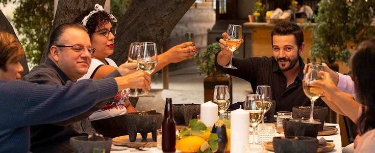 'Pan y circo', Diego Luna vi invita a cena per parlare di donne, ambiente e coronavirus