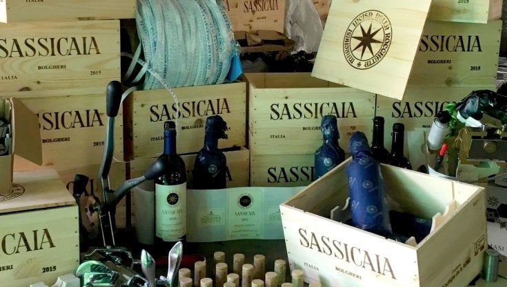 Una bottiglia di Sassicaia a 100 euro, originale e già bevuta: è il nuovo business dei falsari del vino 